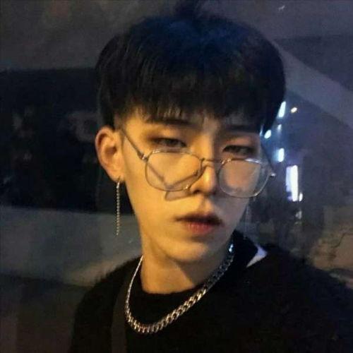 吃瓜网红头像照片男,揭秘吃瓜网红男生头像背后的故事