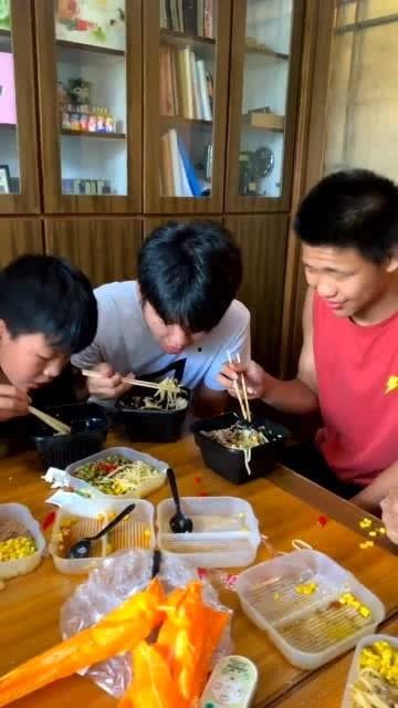 网红集体吃瓜,共享吃瓜盛宴