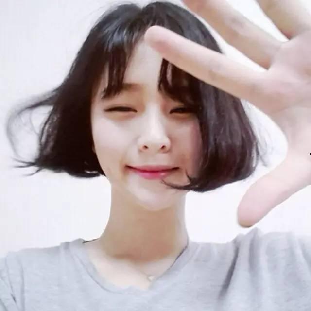 短发女孩网红吃瓜图片